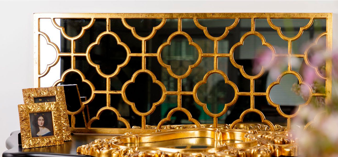 Зеркало настенное с золотым багетом Jacqueline - фото