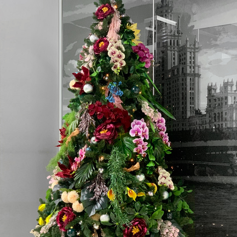 Ель Дизайнерская украшенная тропическими Цветами Christmas tree Tropical Flowers Красный Розовый Зеленый Желтый в Екатеринбурге | Loft Concept 