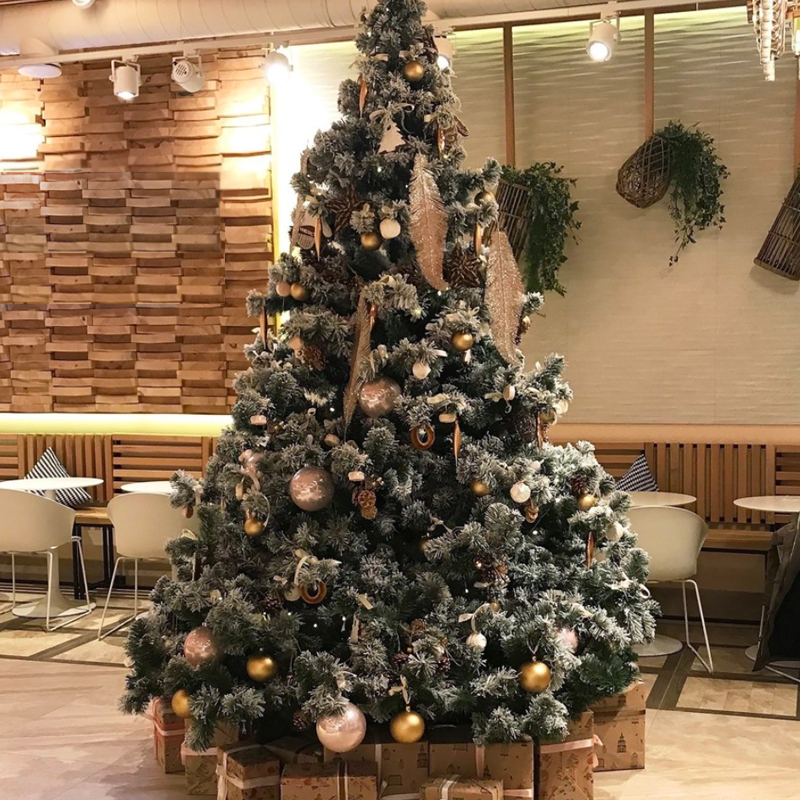 Дизайнерская  Елка с Золотым новогодним декором Christmas Tree Golden Feathers Золотой Зеленый в Екатеринбурге | Loft Concept 