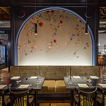 Обои ручная роспись Falling Flowers Standard colourway on Pale Grey dyed silk варинант исполнения - 1 | Loft Concept в Екатеринбурге