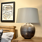 Настольная лампа с круглым фарфоровым основанием ручной работы с покрытием глазурью и белым абажуром из искусственного шелка Elstead Lighting варинант исполнения - 2 | Loft Concept в Екатеринбурге