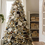 Дизайнерская Елка украшенная шарами в бежевых тонах и декором в виде белых цветов и шишек варинант исполнения - 1 | Loft Concept в Екатеринбурге