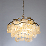 Люстра подвесная с белыми перламутровыми подвесками и изогнутыми золотистыми элементами Диаметр 60 см SHELL Chandelier варинант исполнения - 2 | Loft Concept в Екатеринбурге