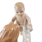 Статуэтка фарфоровая Девушка с ребенком Charming Statuette варинант исполнения - 1 | Loft Concept в Екатеринбурге