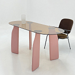 Обеденный стол со стеклянной столешницей и розовыми ножками с тканевой обивкой Wrigley варинант исполнения - 5 | Loft Concept в Екатеринбурге