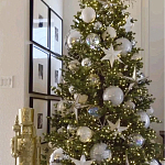 Украшенная Новогодняя Елка с серебряными шарами и звездами варинант исполнения - 1 | Loft Concept в Екатеринбурге