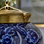 Ваза с насыщенным синим орнаментом и золотой крышкой Blue & White Ornament  варинант исполнения - 3 | Loft Concept в Екатеринбурге