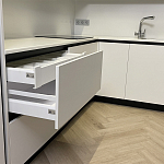 Угловой кухонный гарнитур Жемчужный белый Серый Clarke Kitchen Set White Grey варинант исполнения - 6 | Loft Concept в Екатеринбурге