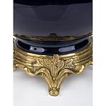 Ваза темно-синяя фарфоровая на бронзовой подставке с ажурным ободком и изогнутыми ручками Eden Garden варинант исполнения - 3 | Loft Concept в Екатеринбурге