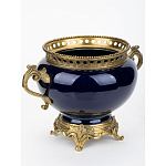 Ваза темно-синяя фарфоровая на бронзовой подставке с ажурным ободком и изогнутыми ручками Eden Garden варинант исполнения - 2 | Loft Concept в Екатеринбурге