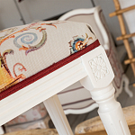 Банкетка одноместная из массива бука бежевая с растительным орнаментом Raffael Beige Floral Banquette варинант исполнения - 2 | Loft Concept в Екатеринбурге