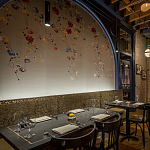 Обои ручная роспись Falling Flowers Standard colourway on Pale Grey dyed silk варинант исполнения - 2 | Loft Concept в Екатеринбурге