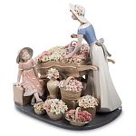 Статуэтка фарфоровая Девушка и маленькая девочка с цветами Charming Statuette варинант исполнения - 1 | Loft Concept в Екатеринбурге