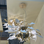 Люстра подвесная с белыми матовыми и золотыми глянцевыми листьями Wintery flovers варинант исполнения - 4 | Loft Concept в Екатеринбурге