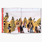Книга по искусству Yayoi Kusama: I Spend Each Day Embracing Flowers варинант исполнения - 4 | Loft Concept в Екатеринбурге
