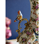 Ваза белого цвета из фарфора с цветочным рисунком и бронзовыми ручками с фигурками птиц Eden Garden porcelain and bronze варинант исполнения - 1 | Loft Concept в Екатеринбурге