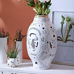 Ваза с декоративными лицами и графическими элементами в виде сердец и символов Faces of Imagination варинант исполнения - 3 | Loft Concept в Екатеринбурге