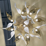 Люстра потолочная с декоративными белыми и золотистыми листьями Wintery flovers варинант исполнения - 5 | Loft Concept в Екатеринбурге