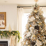 Дизайнерская Елка украшенная шарами в бежевых тонах и декором в виде белых цветов и шишек варинант исполнения - 3 | Loft Concept в Екатеринбурге