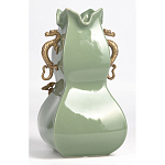 Ваза зеленого цвета из фарфора с бронзовыми ручками в виде драконов и рельефным цветочным декором Eden Garden porcelain and bronze варинант исполнения - 4 | Loft Concept в Екатеринбурге