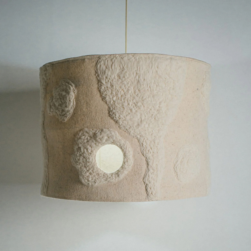 Подвесной светильник из шерсти в технике сухого валяния Dry Felted Wool Lamp Бежевый Подвесной светильник из шерсти в технике сухого валяния Dry Felted Wool Lamp Бежевый в Екатеринбурге | Loft Concept