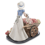 Статуэтка фарфоровая Девушка и маленькая девочка с цветами Charming Statuette варинант исполнения - 3 | Loft Concept в Екатеринбурге