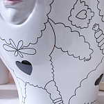 Ваза с декоративными лицами и графическими элементами в виде сердец и символов Faces of Imagination варинант исполнения - 10 | Loft Concept в Екатеринбурге