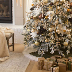 Дизайнерская Елка украшенная шарами в бежевых тонах и декором в виде белых цветов и шишек варинант исполнения - 2 | Loft Concept в Екатеринбурге