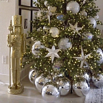 Украшенная Новогодняя Елка с серебряными шарами и звездами варинант исполнения - 2 | Loft Concept в Екатеринбурге