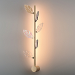 Бра с золотистой вертикальной трубкой и декоративными прозрачными листьями из стекла Sylva  варинант исполнения - 4 | Loft Concept в Екатеринбурге