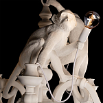 Люстра с тремя фигурами обезьян с лампочками в руках белого цвета Hanging Monkey варинант исполнения - 4 | Loft Concept в Екатеринбурге