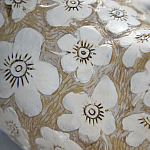 Статуэтка курица с резными белыми цветами на бежевой фактурной поверхности Rustic Chicken варинант исполнения - 2 | Loft Concept в Екатеринбурге