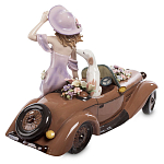 Статуэтка фарфоровая Девушка с автомобилем Charming Statuette варинант исполнения - 2 | Loft Concept в Екатеринбурге