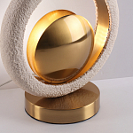 Настольная лампа с бежевым текстурным кольцом и латунным шаром в центре Tactile   варинант исполнения - 8 | Loft Concept в Екатеринбурге