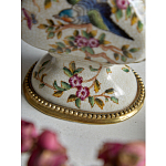 Ваза белого цвета из фарфора с цветочным рисунком и бронзовыми ручками с фигурками птиц Eden Garden porcelain and bronze варинант исполнения - 3 | Loft Concept в Екатеринбурге