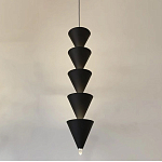 Подвесной светильник светодиодный в виде ряда черных металлических конусов  Herringbone варинант исполнения - 4 | Loft Concept в Екатеринбурге