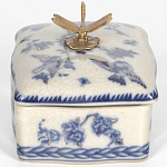 Фарфоровая шкатулка с бронзовой стрекозой Blue and White варинант исполнения - 2 | Loft Concept в Екатеринбурге